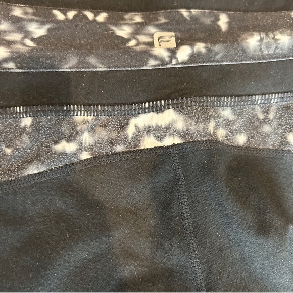 Bundle of Three Fabletics Active Pants – Tie-Dye and Capri Style, Size XS - Picture 13 of 15